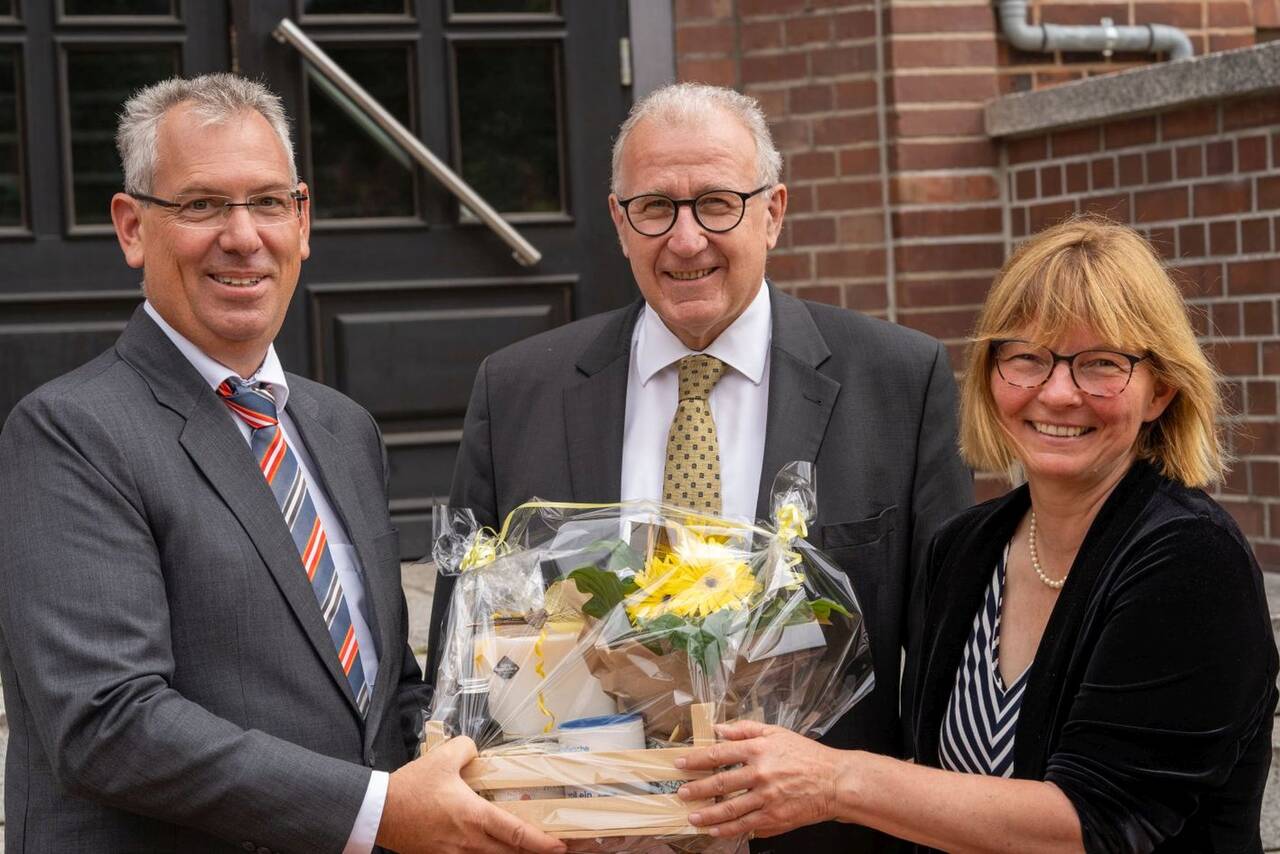Vorsteherin Dr. Edda Weise und der Kaufmännische Vorstand Klaus-Dieter Schinkel begrüßen den neuen Kaufmännischen Vorstand Michael Saffé (links im Bild) und heißen ihn in den Pfeifferschen Stiftungen willkommen. 