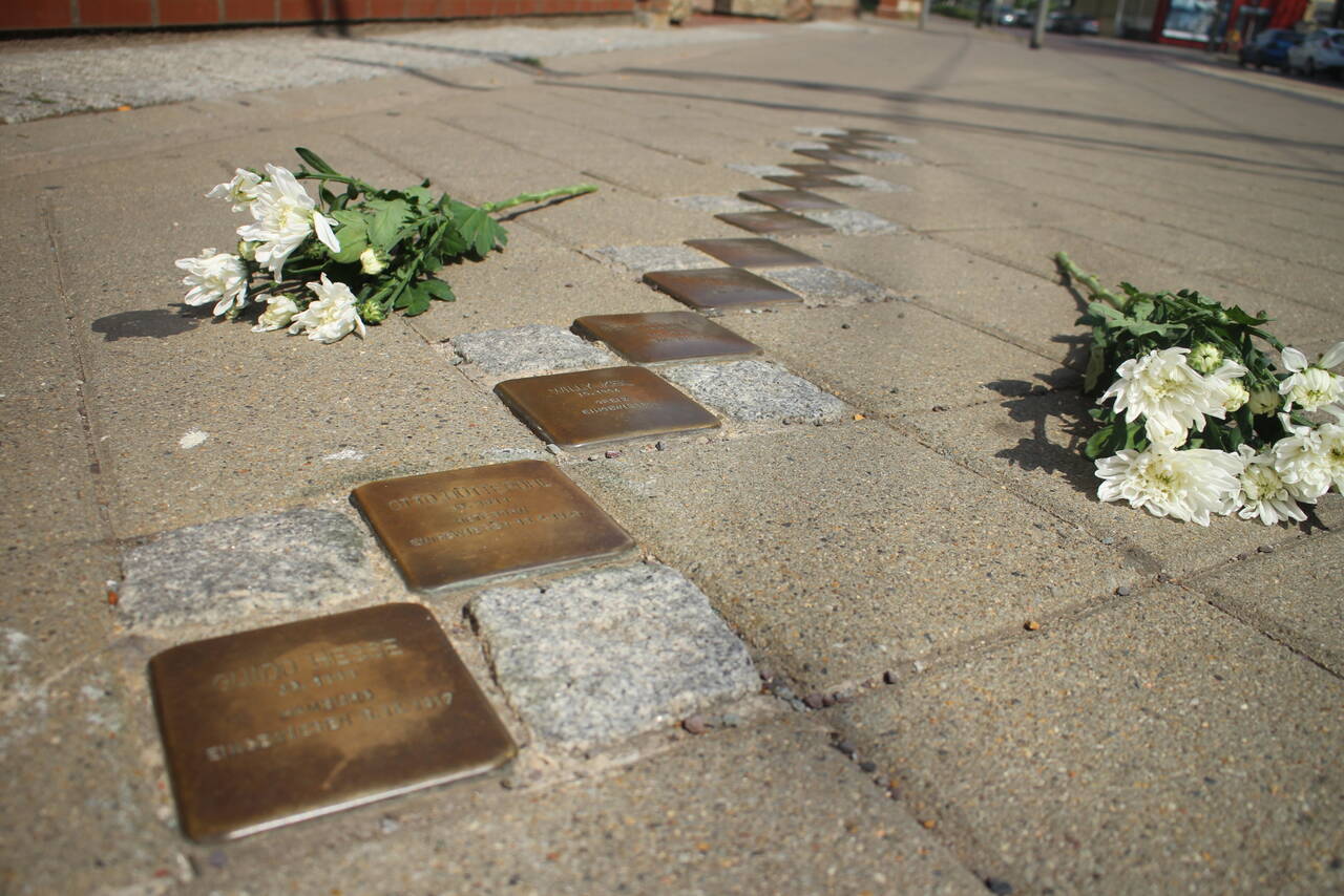 Junge Leute aus der Ukraine putzten Stolpersteine vor dem Gelände der Pfeifferschen Stiftungen