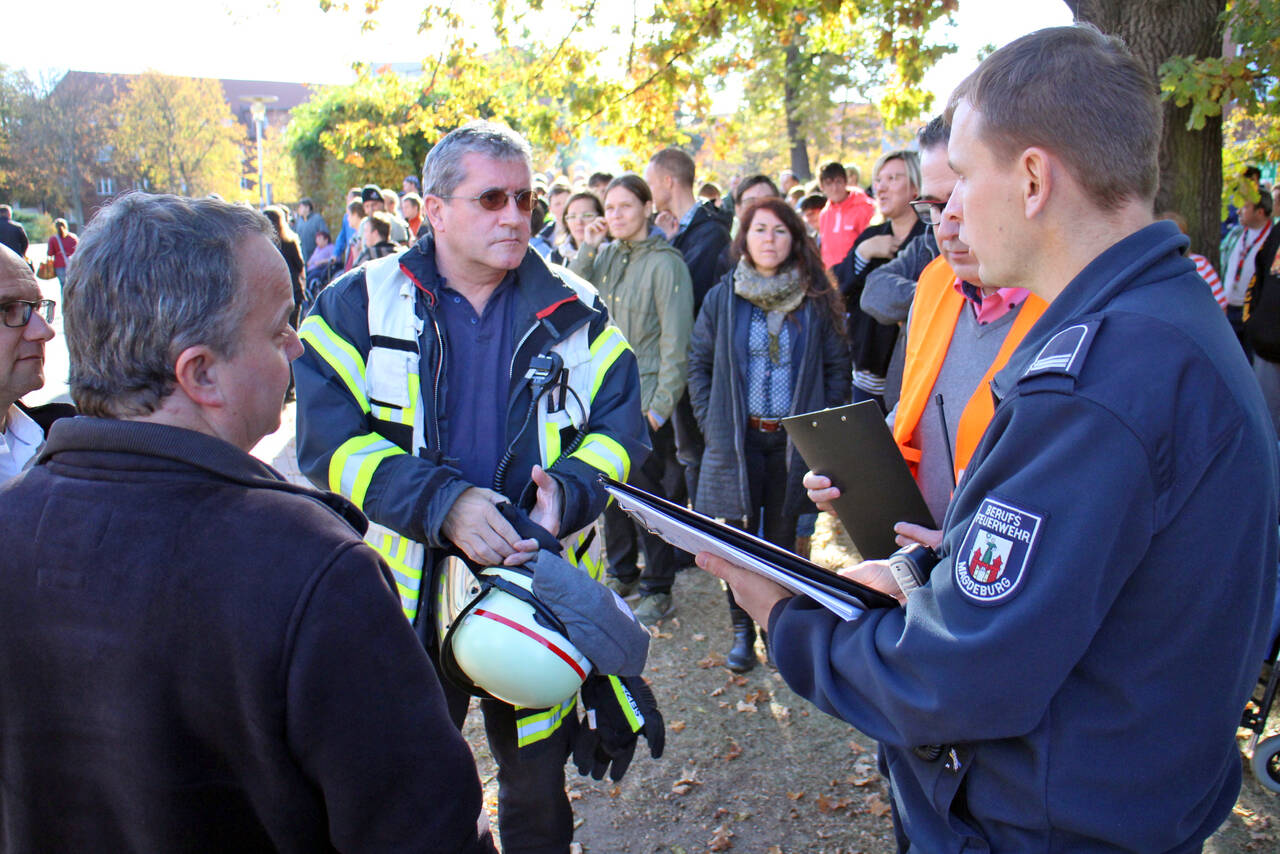 Brand- und Katastrophenschutzübung: Pfeiffersche Stiftungen testen Mobildeich und Rettungswege Brandschutzübung im Handwerkerheim