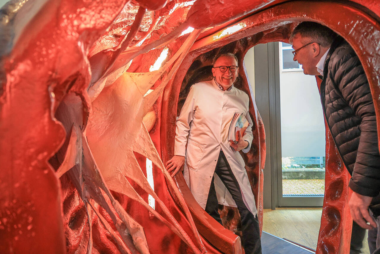 »Herzwoche« im Klinikum Pfeiffersche Stiftungen – Schülerinnen und Schüler erkunden die Kardiologie Chefarzt Dr. Jochen Molling steht in einem übergroßen Herzmodell