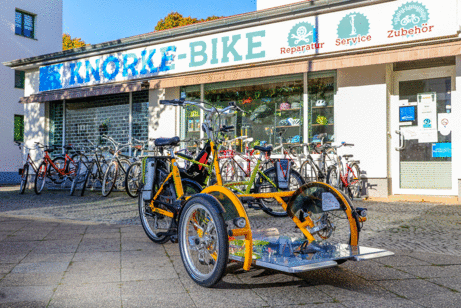 Rollstuhlfahrrad vor mit Fahrradladen Knorke-Bike in Magdeburg