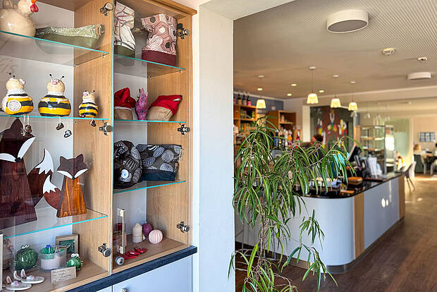 Kaffee, Kuchen, Eis und Mittagsgerichte genießen und schöne Dinge entdecken: im Café Gusto der Pfeifferschen Stiftungen Blick in das Café Gusto