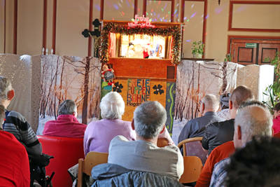 Freie Puppenbühne bringt Weihnachtsstimmung in die Pfeifferschen Stiftungen IMG_0040.JPG