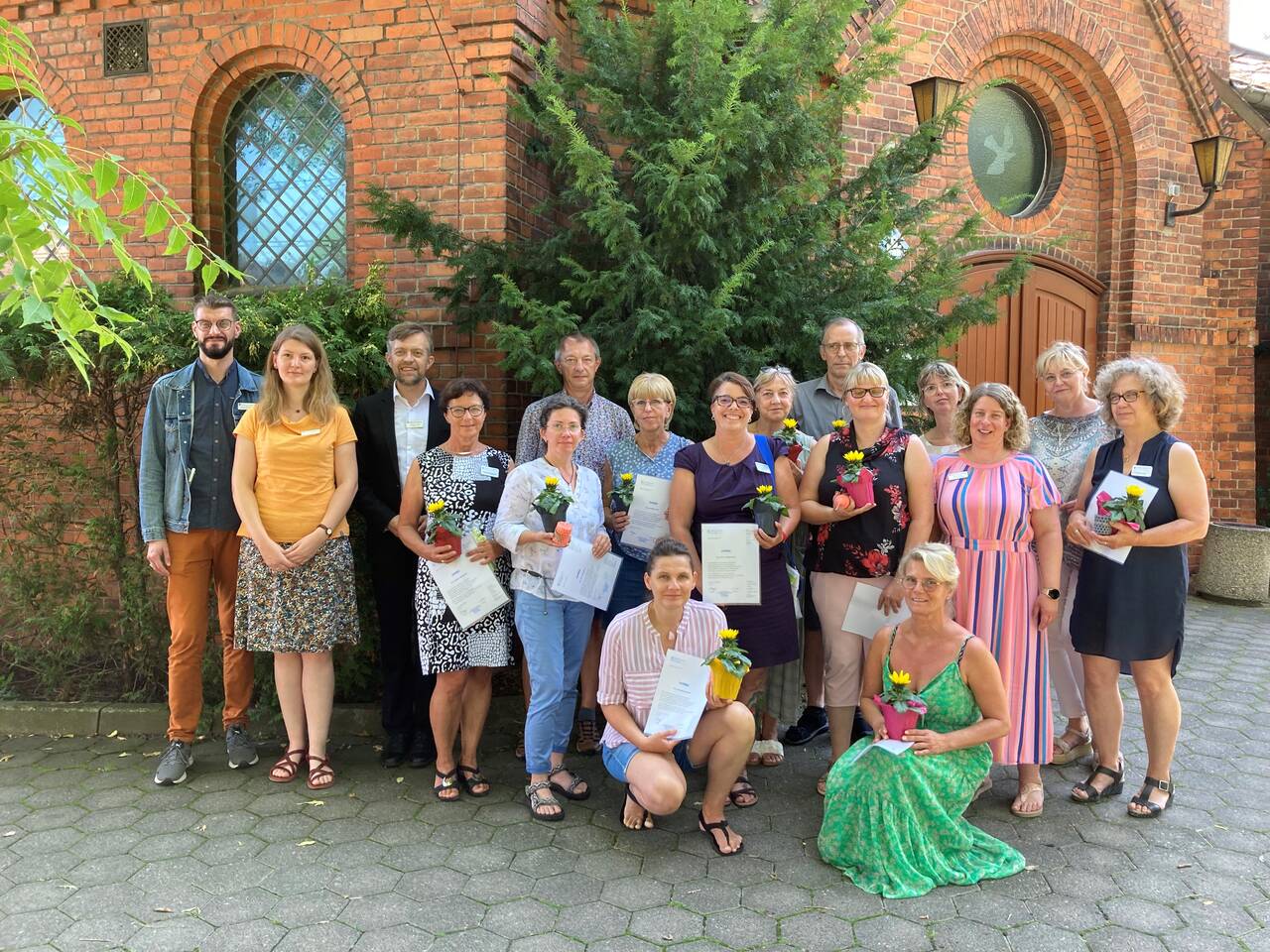 Ehrenamt: 14 neue Hospizbegleiter für Magdeburg und Jerichower Land 14 neue ehrenamtliche Hospizbegleiter der Pfeifferschen Stiftungen und ihre Koordinatoren stehen vor der Samariterkirche