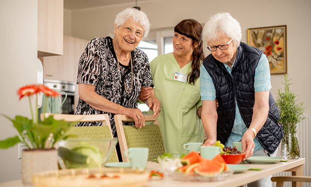 In den Gemeinschaftsräumen wird zusammen gekocht, gegessen, gespielt und erzählt Blick in die helle Gemeinschaftsküche