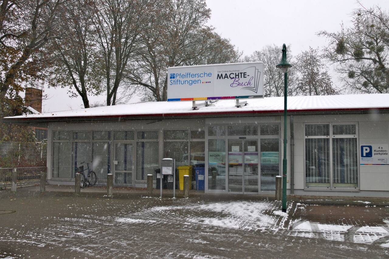 Über 25.000 gebrauchte Bücher lagern in den »Machte-Buch«-Räumen in der Magdeburger Jordanstraße Außenansicht »Machte-Buch«