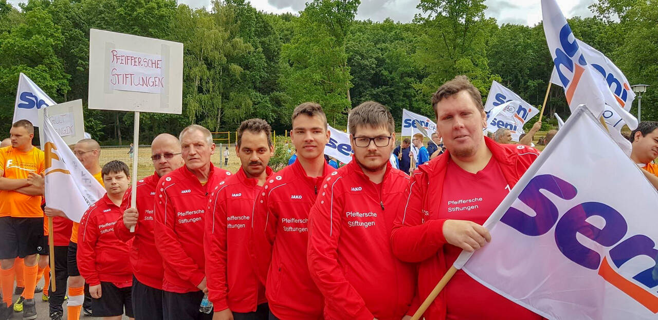 Mit sieben Teilnehmern zwischen 21 und 58 Jahren ging es nach Joachimsthal Fußballmannschaft der Pfeifferschen Stiftungen