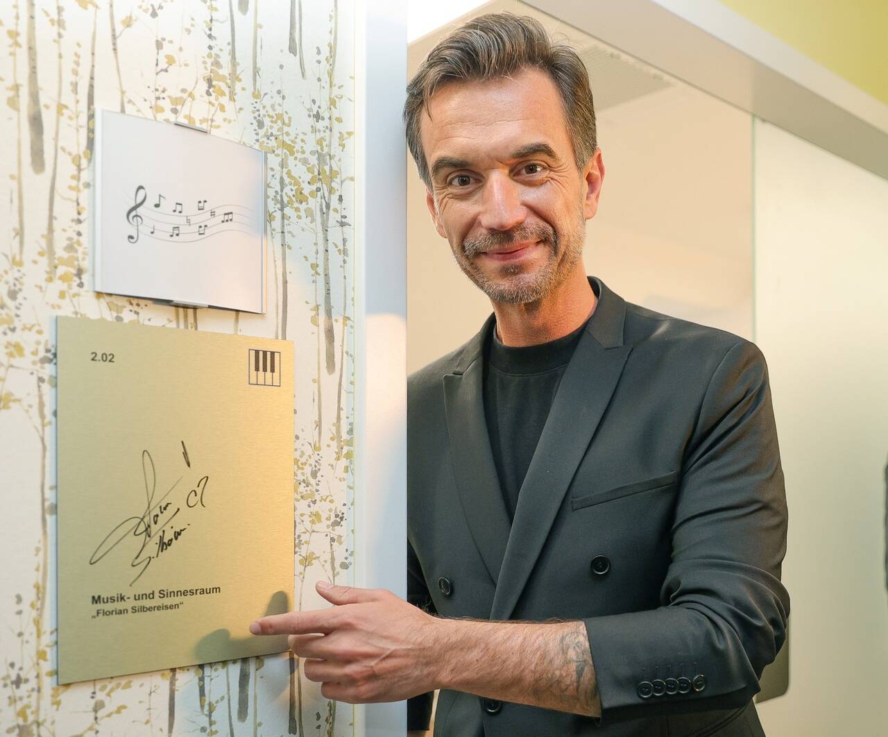 Florian Silbereisen und der Ministerpräsident des Landes Sachsen-Anhalt, Dr. Reiner Haseloff, haben das Kinderhospiz der Pfeifferschen Stiftungen in Magdeburg besucht