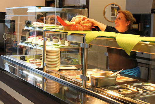 Mitarbeiter in der Cafeteria des Klinikums Pfeiffersche Stiftungen