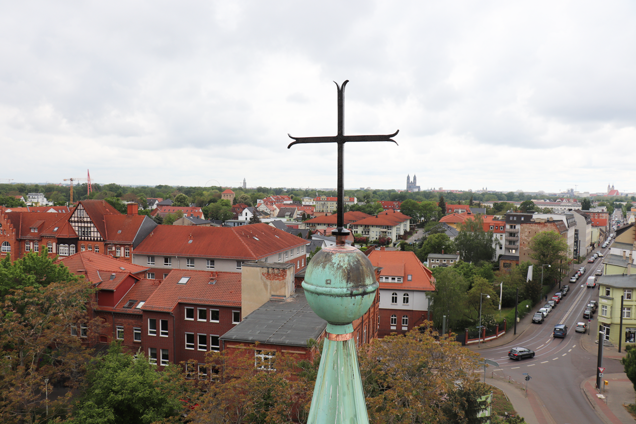 Wieder vollständig: Samariterkirche bekommt ihr Kreuz zurück