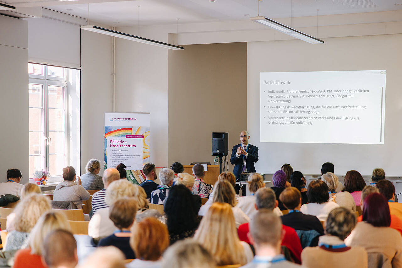 3. Fachtag Palliativ- und Hospizzentrum nimmt sorgende Angehörige in den Blick Fachtag Palliativ- und Hospizzentrum der Pfeifferschen Stiftungen