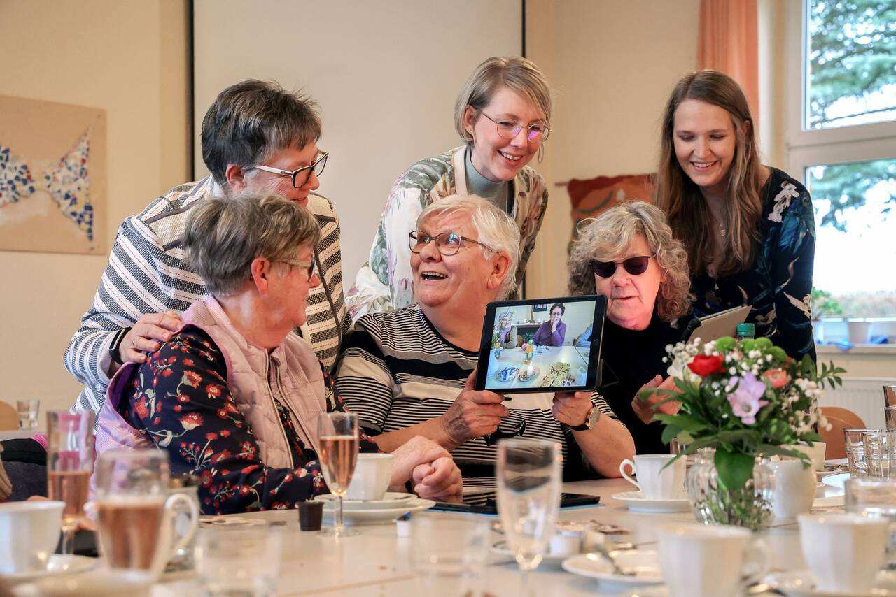 Seniorinnen mit Tablets