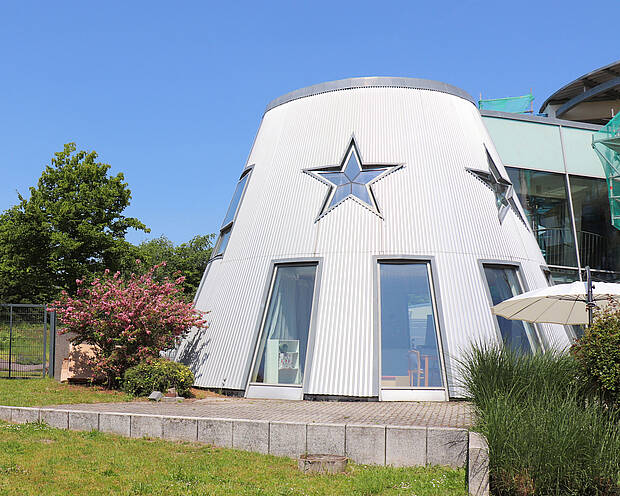 Unsere Räumlichkeiten befinden sich im „Spielhaus“ in Magdeburg-Herrenkrug Spielhaus am Elbauenpark in Magdeburg-Herrenkrug