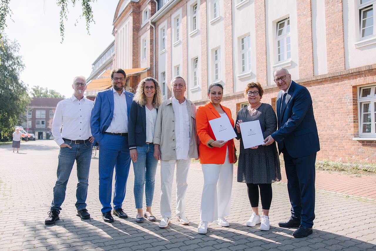 Übergabe des Förderbescheids in den Pfeifferschen Stiftungen. Ministerin Grimm-Benne übergibt den Förderbescheid an die Vertreter der Pfeifferschen Stiftungen