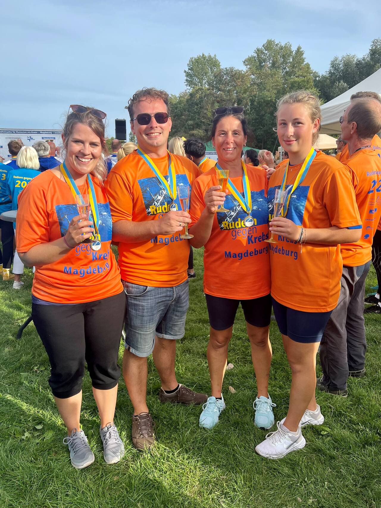 Ein stolzer 3. Platz in der Mixed-Wertung: Das Ruderteam »Luftpumpe« der Lungenklinik Lostau. Von links: Denise Simon, Tobias Simon, Cordula Lahne, Emily Lahne. Ein stolzer 3. Platz in der Mixed-Wertung: Das Ruderteam »Luftpumpe« der Lungenklinik Lostau. Von links: Denise Simon, Tobias Simon, Cordula Lahne, Emily Lahne.