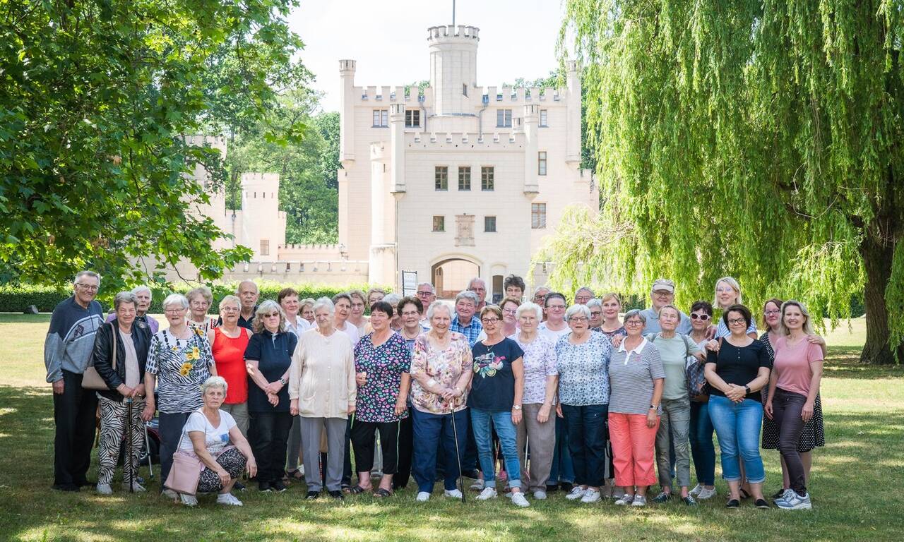 Pfeiffersche Stiftungen feiern erfolgreich abgeschlossenes Projekt mit Sommerfest in Letzlingen Sommerfest zum Abschluss des Projekts »Selbstbestimmt altern auf dem Land« im Schlosspark Letzlingen