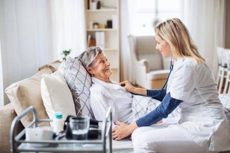 In Würde zuhause sterben – das wünschen sich die meisten Menschen © Halfpoint - stock.adobe.com Ärztin versorgt schwerstkranke Seniorin