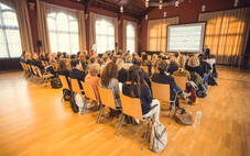 Blick in den großen Saal im Gesellschaftshaus Magdeburg