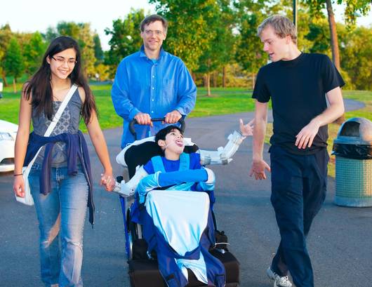 Heilpädagogen ermöglichen Menschen mit Behinderung mehr Selbstständigkeit und Teilhabe Heilpädagogen begleiten Kind mit Behinderung