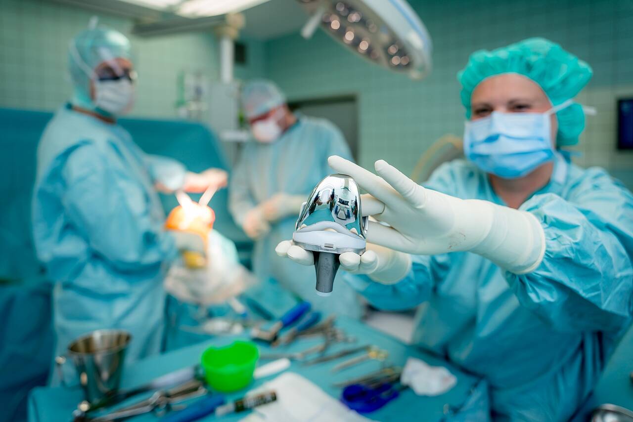 Ersatz eines Kniegelenks in der Klinik für Orthopädie der Pfeifferschen Stiftungen