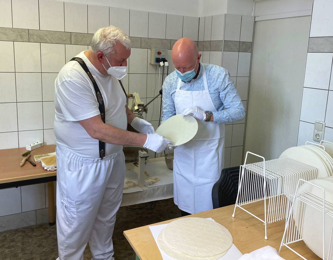 Schichtwechsel: Landesbehindertenbeauftragter tauscht Arbeitsplatz mit Job in der Hostienbäckerei der Pfeifferschen Stiftungen Schichtwechsel: Mario Ulbrich und Dr. Christian Walbrach
