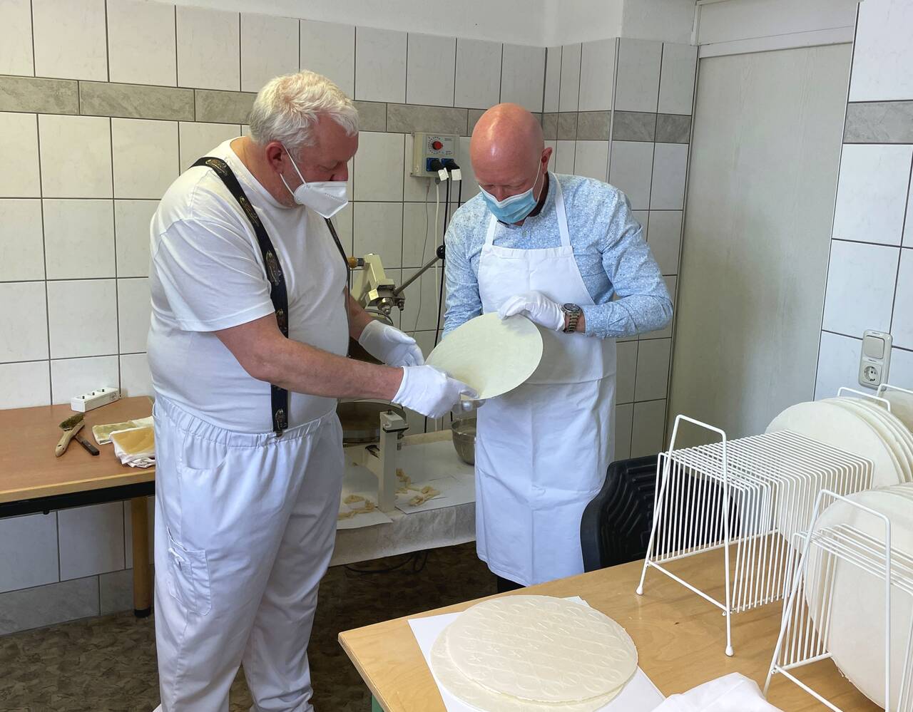 Schichtwechsel: Landesbehindertenbeauftragter tauscht Arbeitsplatz mit Job in der Hostienbäckerei der Pfeifferschen Stiftungen Schichtwechsel: Mario Ulbrich und Dr. Christian Walbrach