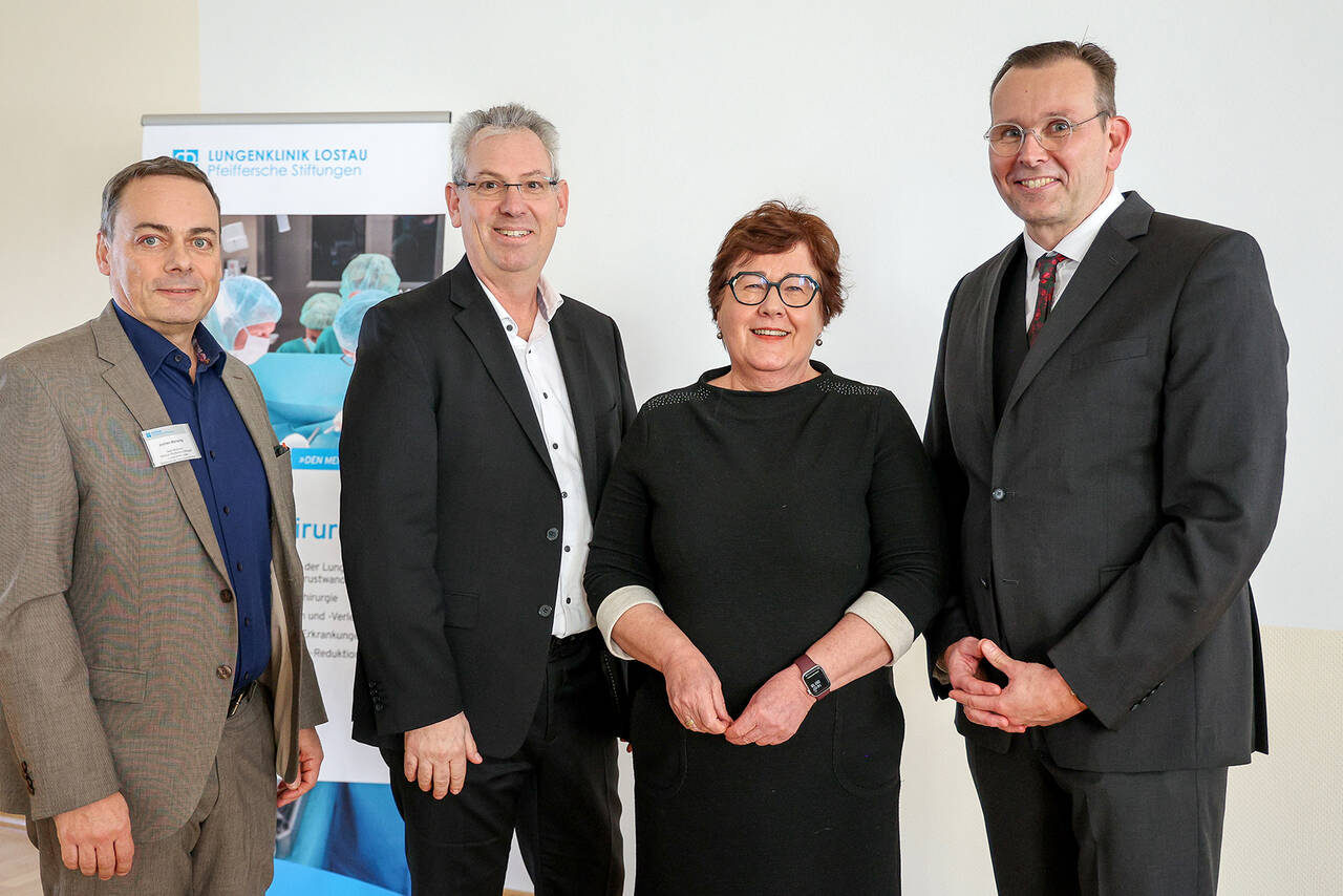 Klinik für Thoraxchirurgie in der Lungenklink Lostau feierte 25-jähriges Jubiläum Ärztliche und Geschäftsleitung der Lungenklinik mit Gesundheitsministerin Petra Grimm-Benne