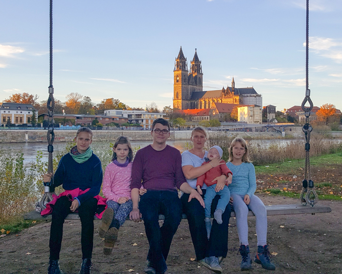 Familie auf Elbschaukel Magdeburg