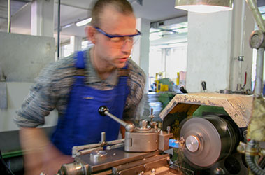 Präzisionsarbeit in der Pfeifferschen Metallwerkstatt Lohnfertigung Metallwerkstatt