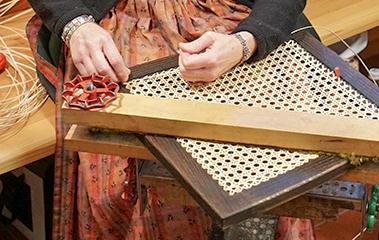 Wir ersetzen und reparieren das Geflecht Ihrer Stühle originalgetreu Flechtstuhl Reparatur