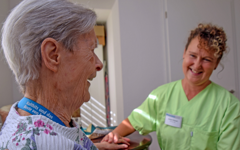 Pflegerin und Seniorin im Gespräch