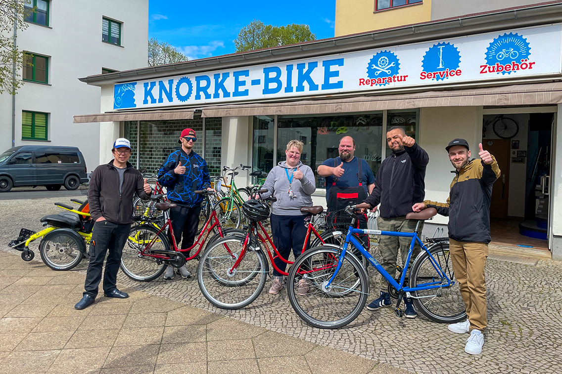 Fahrradübergabe vor dem Fahrradladen Knorke-Bike