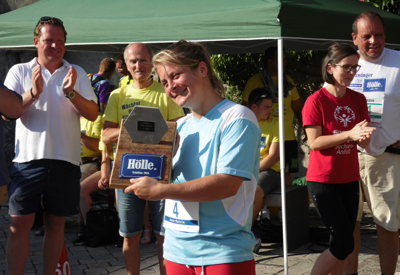 Anne-Katrin Schache erreichte den 3. Platz bei den Frauen Anne-Katrin Schache mit dem Pokal für den 3. Platz bei den Frauen