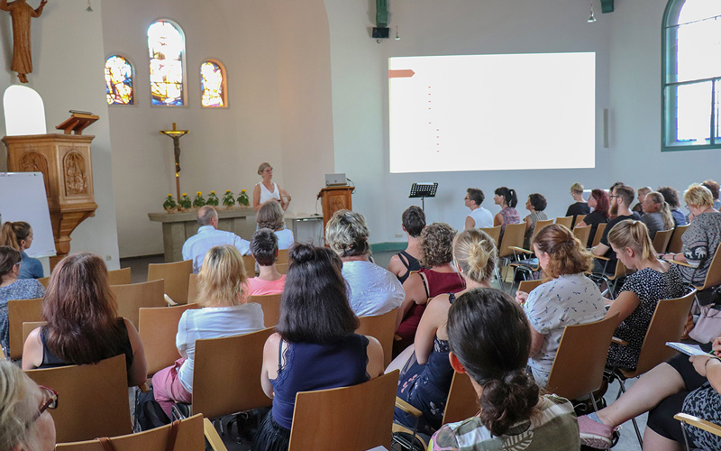 Dr. Helga Schlichting referiert in der Samariterkirche Magdeburg