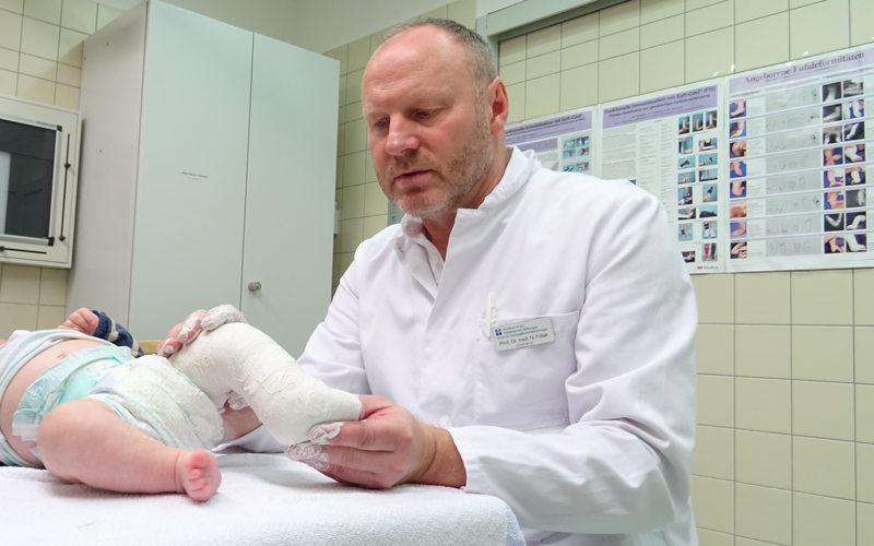 Erstes Zentrum für Fuß- und Sprunggelenkchirurgie in Sachsen-Anhalt Dr. Niels Follak behandelt Säugling mit Klumpfüßen