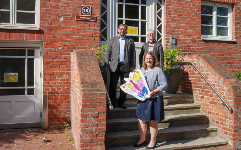 B+B Engineering spendet wieder für das Kinderhospiz Spendenübergabe mit Volker Heiß und Dr. Jeannette Hollien von B+B Engineering