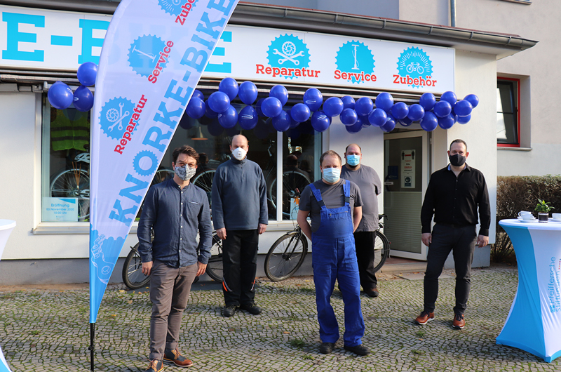 Das „Knorke-Bike“-Team repariert im neuen Ladengeschäft in der Cracauer Straße 35 sämtliche Zweiradmodelle