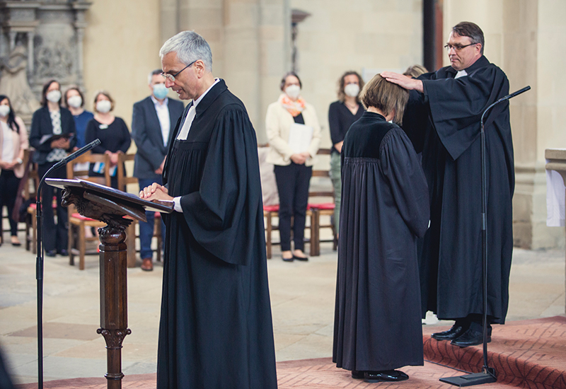 Oberkirchenrat Albrecht Steinhäuser segnet Pfeiffers-Vorsteherin Dr. Edda Weise für ihren weiteren Dienst Einsegnung Vorsteherin Dr. Edda Weise