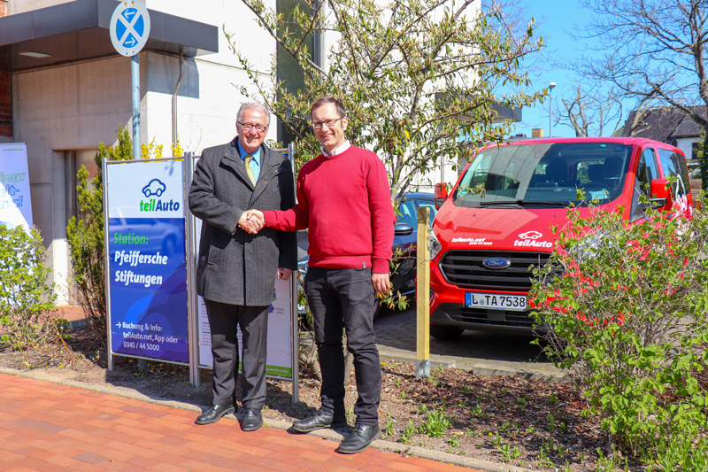 teilAuto und Pfeiffersche Stiftungen eröffnen Carsharing-Station Vorstand Klaus-Dieter Schinkel und teilAuto-Regionalleiter Götz Meister an der neuen Carsharing-Station