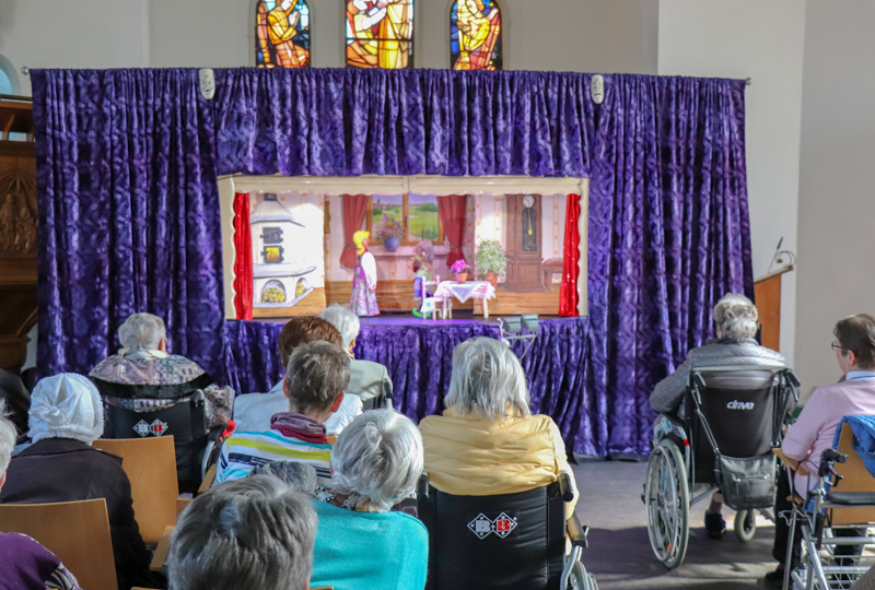 Puppentheater besucht Pfeiffers Seniorenstifte Puppentheater in der Samariterkirche der Pfeifferschen Stiftungen