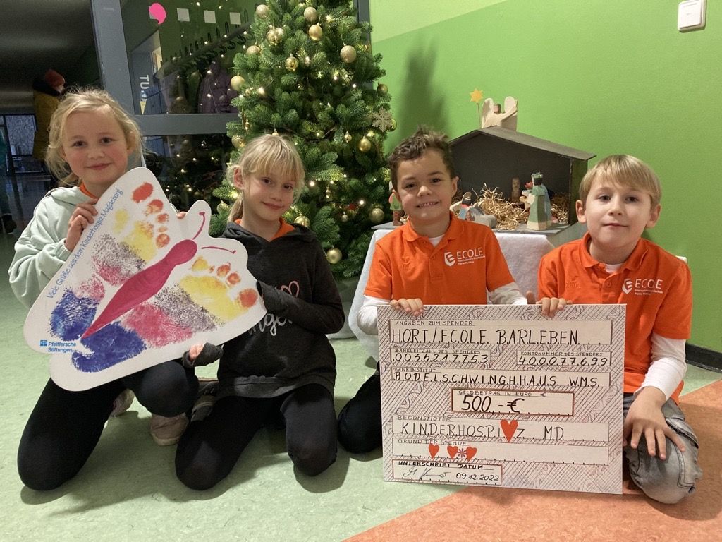 Päckchenverkauf für den guten Zweck Kinder des Grundschulhorts der Bodelschwingh-Haus Wolmirstedt Stiftung übergeben die Spende für das Kinderhospiz der Pfeifferschen Stiftungen.