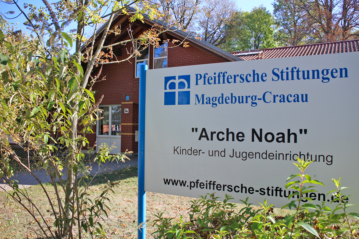 Blick auf den Eingang des Integrativen Kinder- und Jugendwohnheims »Arche Noah«