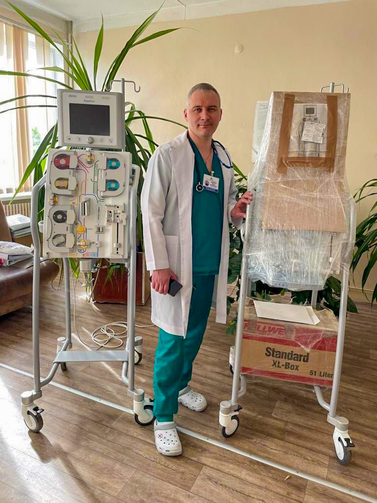 Ankunft des gespendeten medizinischen Geräts in der Ukraine